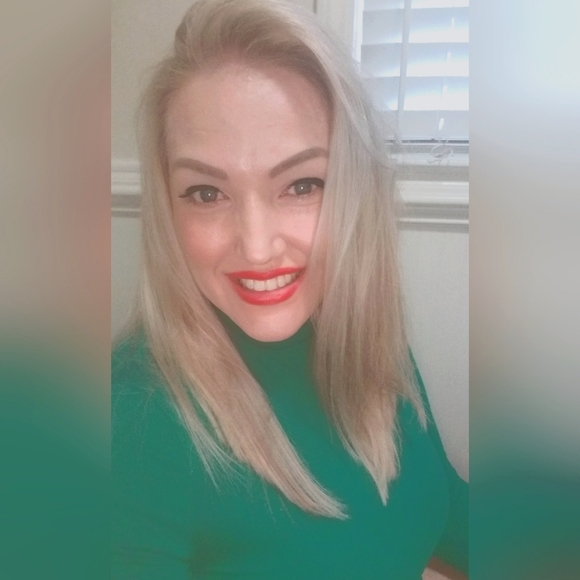 Jamie 🖤 POSH AMBASSADOR - Picture 1 of 9